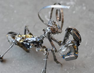 機械部品で作られたカマキリのアート作品